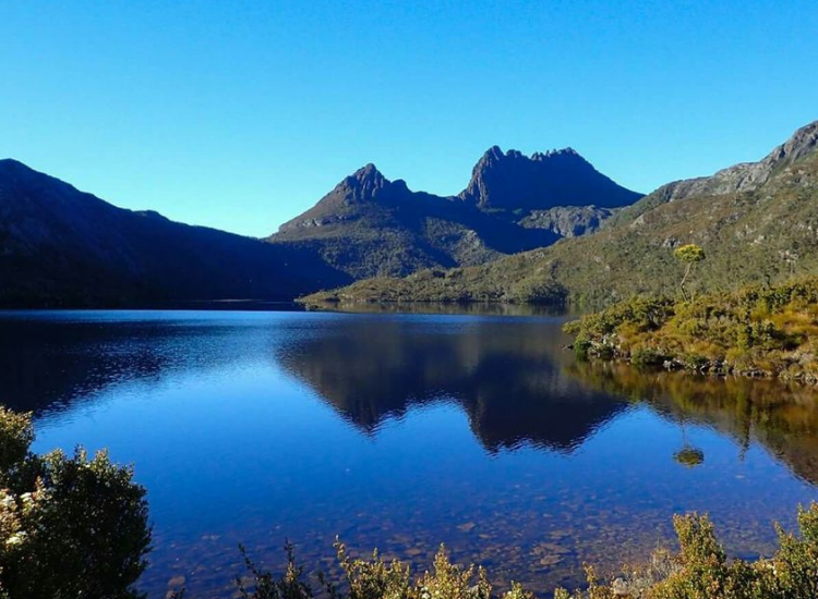 Phong cảnh núi rừng và hồ nước trong xanh tại đảo Tasmania Úc